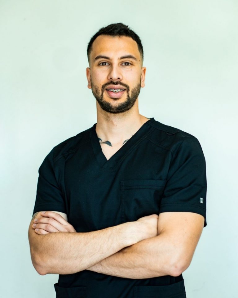 Sebastián Lagos, egresado de Enfermería y dueño del emprendimiento Bosque Templado: “Mi formación en UDLA me dio la capacidad de enfrentarme a las distintas situaciones que me coloca la vida”