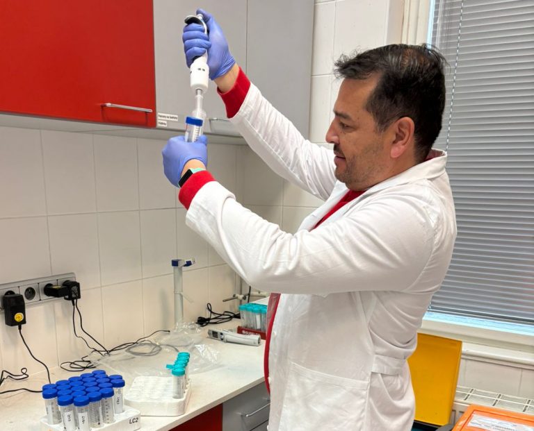 Investigador UDLA realiza estadía científica en Praga para estudiar químicos eternos en miel chilena
