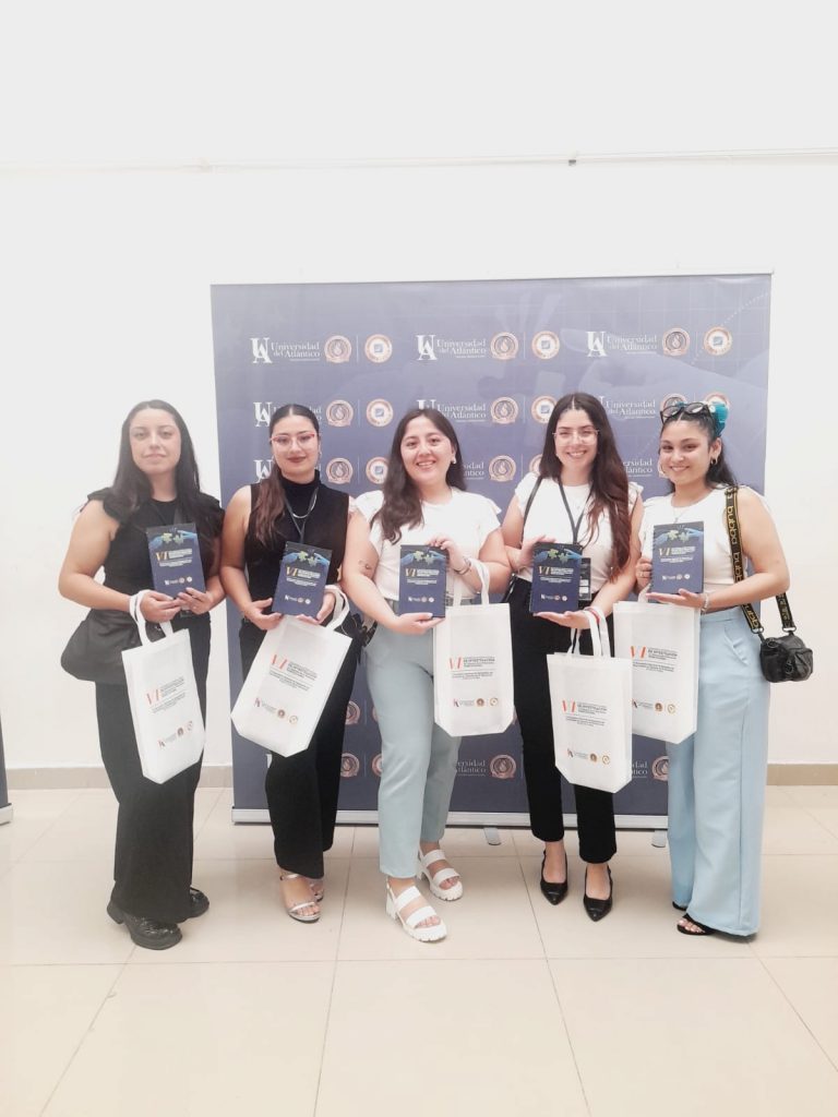 Tesistas UDLA presentan investigaciones en congreso internacional en Colombia