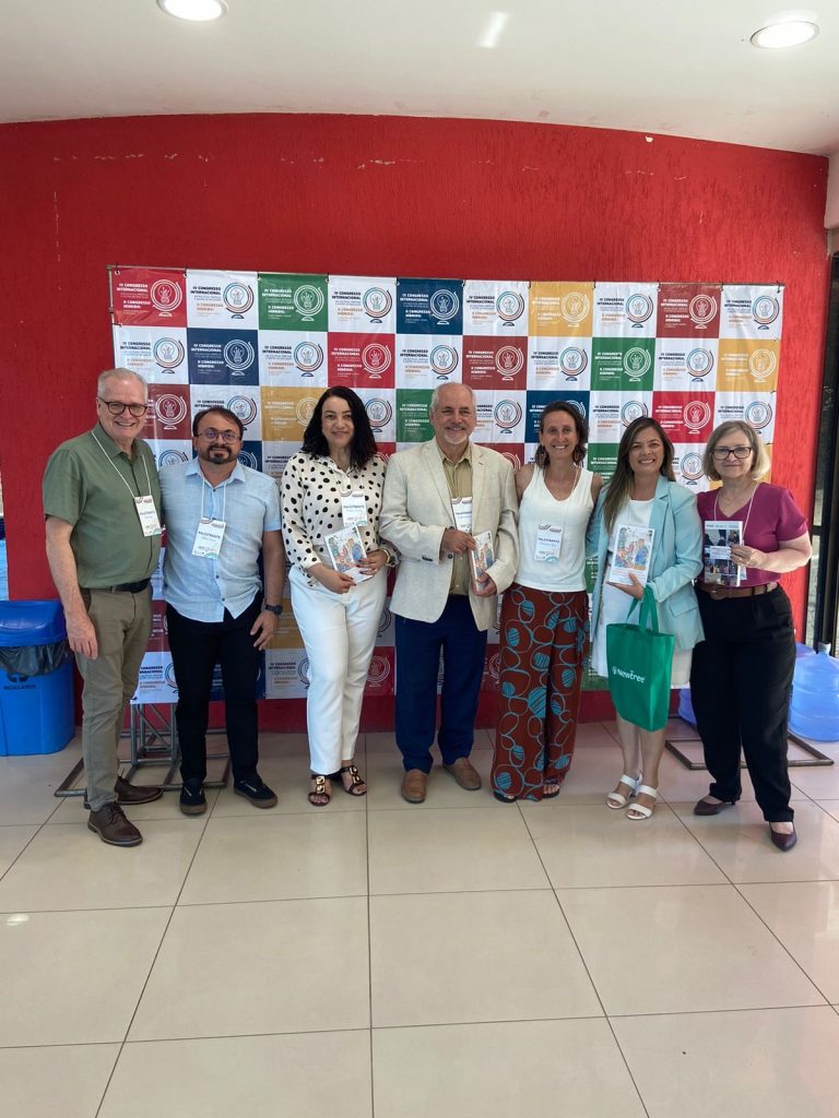 Director del Departamento de Salud y Desarrollo Comunitario recibe homenaje en Congreso Internacional de Educación en Brasil