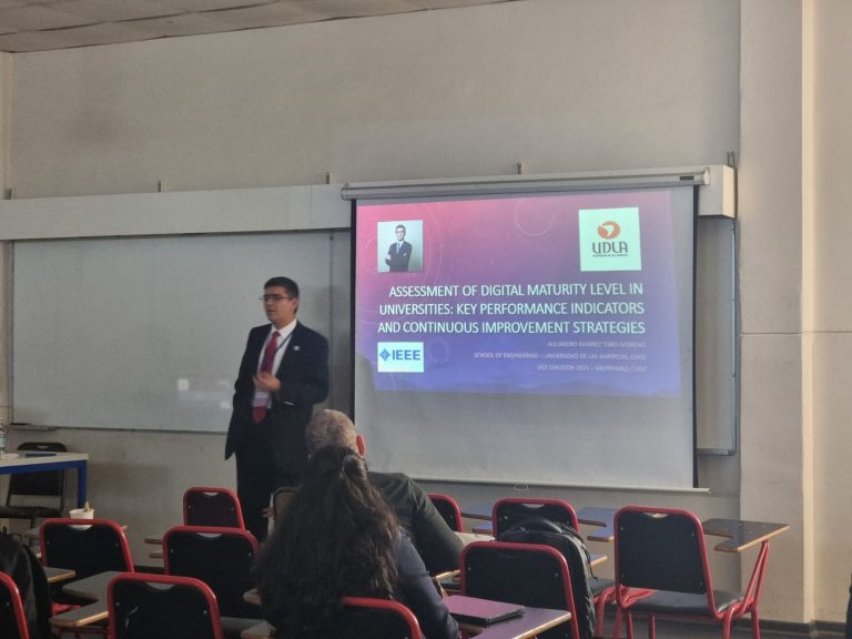 Académico UDLA expone sobre madurez digital universitaria en Congreso Internacional IEEE ChileCon 2025