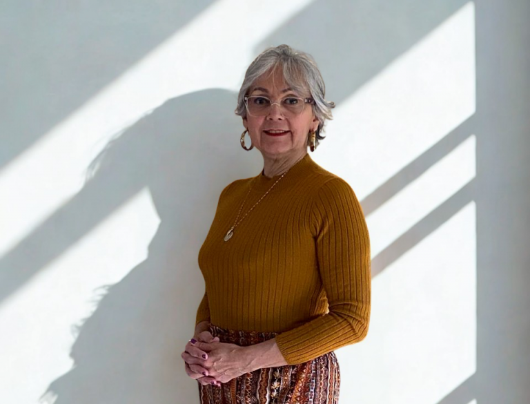 Rosy León de Valero, académica de UDLA, presenta estudio sobre transcomplejidad en educación y bienestar social en el IV Congreso Internacional de la Universidad de Guayaquil.