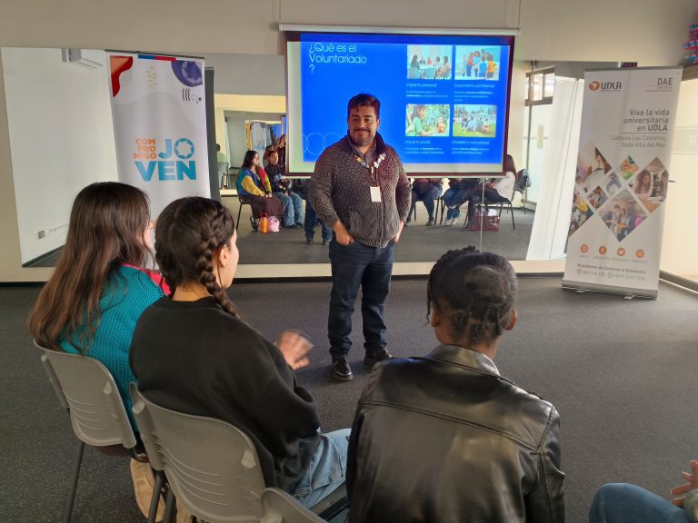 Estudiantes de UDLA reciben capacitación en voluntariado del Injuv en Campus Los Castaños