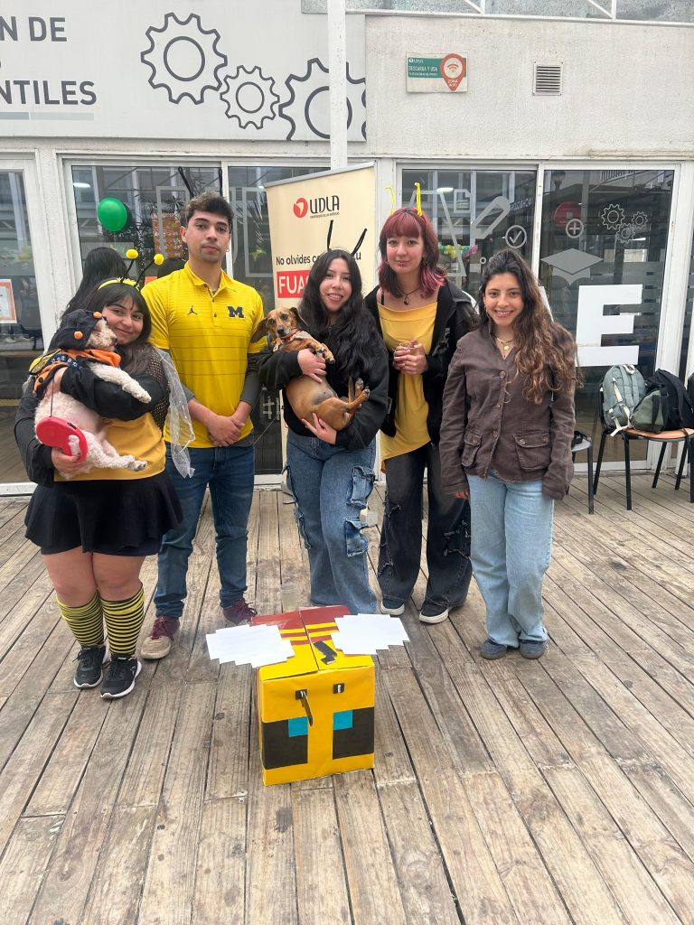 Estudiantes de UDLA participan en charla sobre el vínculo entre humanos y los animales con la perrita influencer Lucy