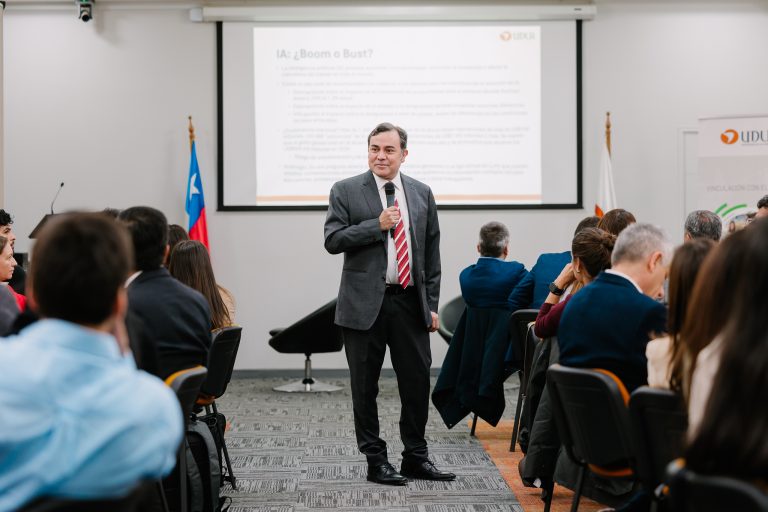 Sede Concepción de UDLA realiza Encuentro Empresas para analizar perspectivas económicas 2026