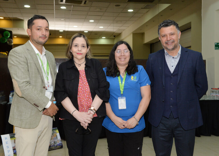 Autoridades académicas y de salud, incluyendo al sostenedor y al director del Hospital El Carmen, presentes en el Seminario de Escuelas Hospitalarias.