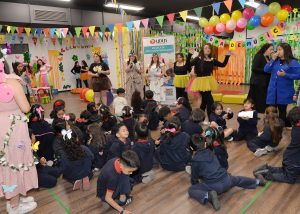 Niños y niñas del Colegio Lorenzo Sazié participando en actividades lúdicas durante la III Feria de Prácticas Pedagógicas y Didácticas Específicas de UDLA.