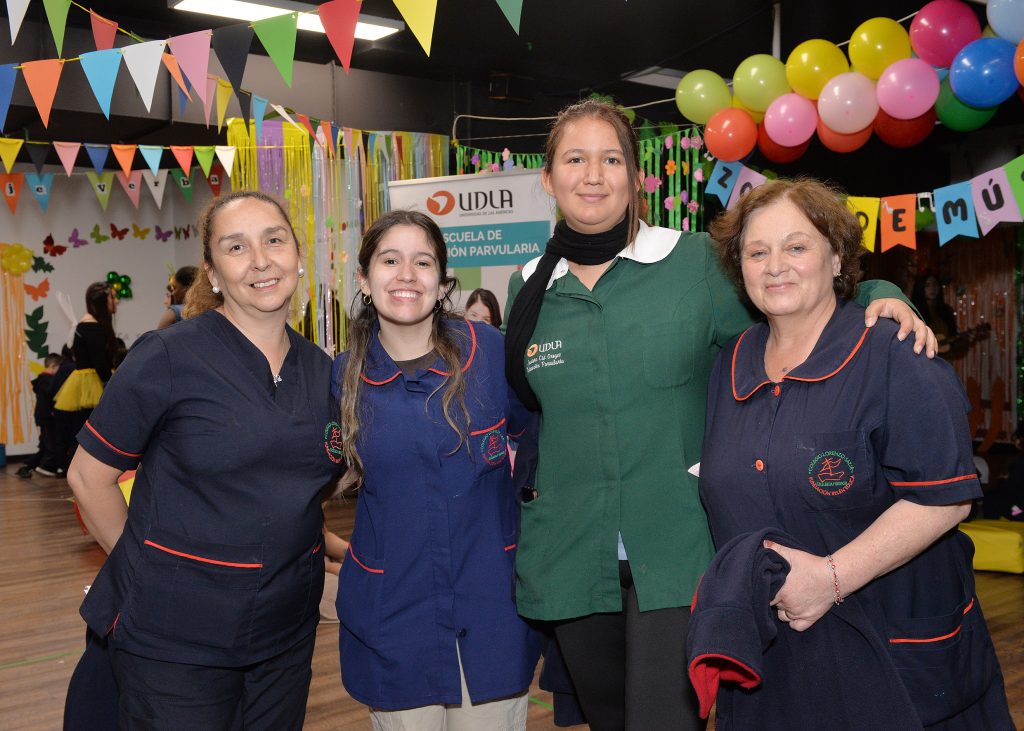Educadoras colaboradoras en la III Feria de Prácticas Pedagógicas y Didácticas Específicas de la Facultad de Educación UDLA.