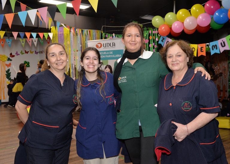 Educadoras colaboradoras en la III Feria de Prácticas Pedagógicas y Didácticas Específicas de la Facultad de Educación UDLA.