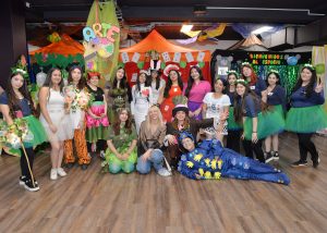 Sala Multiuso ambientada con estaciones de aprendizaje para la III Feria de Prácticas Pedagógicas y Didácticas Específicas organizada por UDLA.