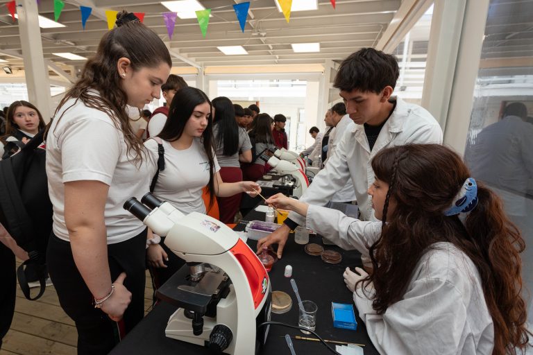 UDLA organiza II Feria Interuniversitaria STEAM para acercar la ciencia a escolares de la Región de Valparaíso