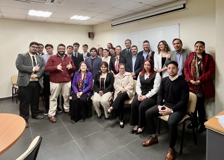 Facultad de Derecho UDLA reconoce a sus estudiantes destacados en torneos de litigación y debat