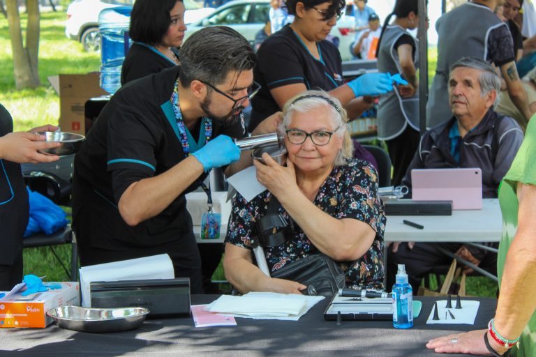 UDLA participa en Jornada de Autocuidado para Personas Mayores en el Parque O’Higgins