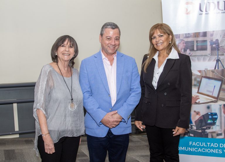 Patricia Espejo realiza el lanzamiento de su libro “El vuelo final” en UDLA ofreciendo una cátedra de periodismo investigativo