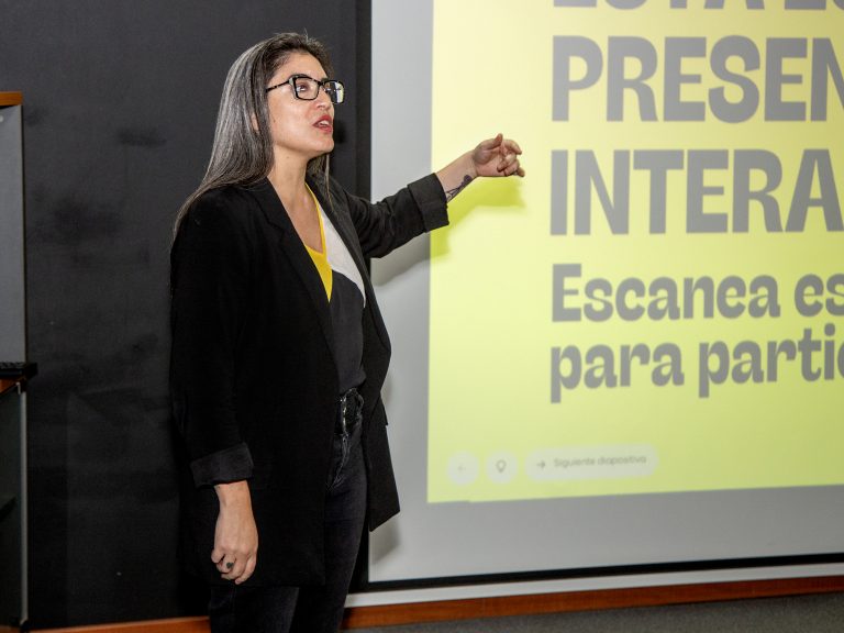 Charla UDLA “Desinformación en la Era Digital” invita a reflexionar sobre la verdad en tiempos de redes sociales