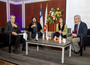 Académicos y representantes del Mineduc participan en encuentro sobre educación pública chilena en UDLA.