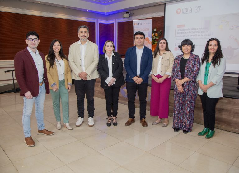 Académicos y estudiantes participan en la Jornada de Investigación de Educación Diferencial en la Facultad de Educación UDLA.