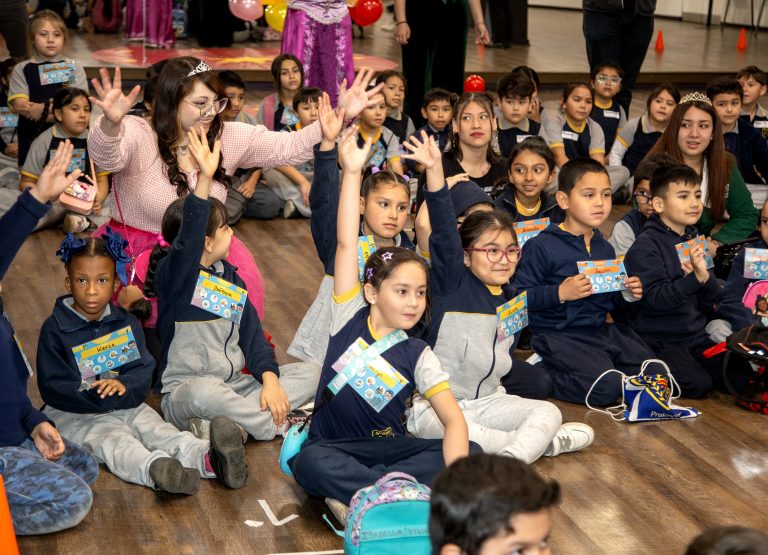 Estudiantes y académicos participan en la Feria Interdisciplinaria 2025 de la Facultad de Educación UDLA, promoviendo la participación infantil y los derechos de los niños y niñas.