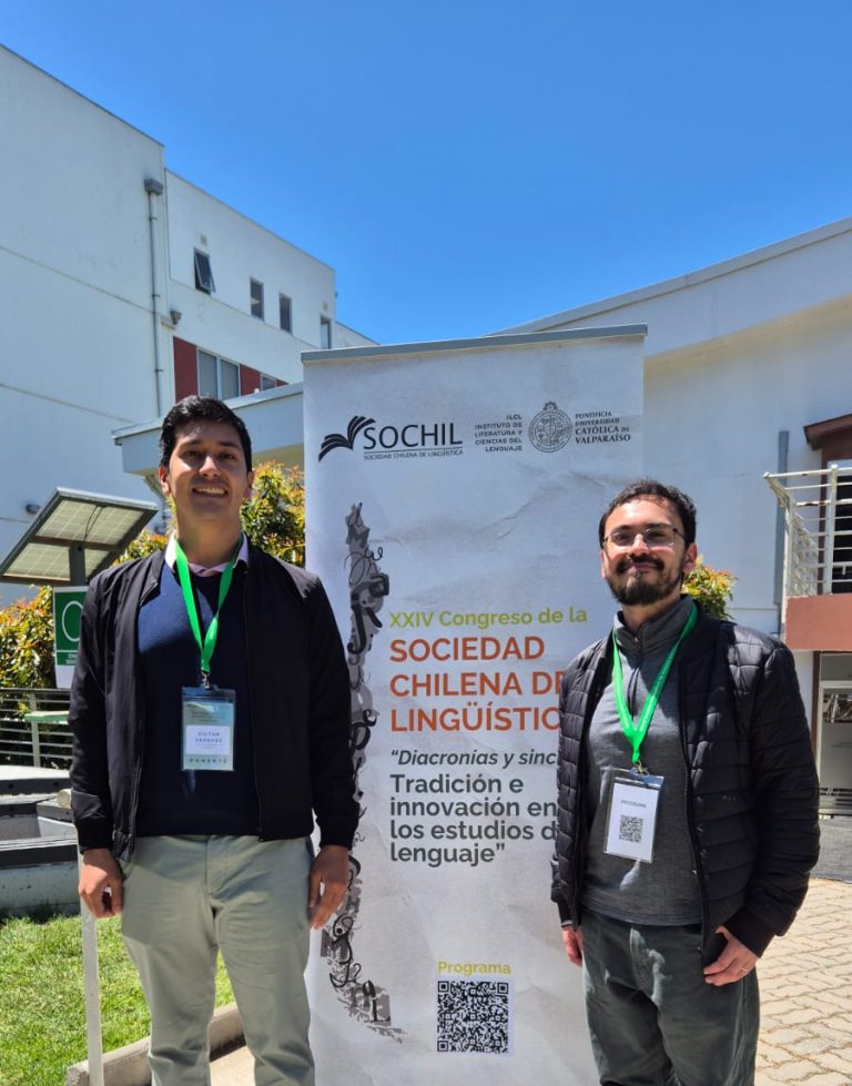 Académico UDLA Benjamín Cárcamo exponiendo en el Congreso Sociedad Chilena de Lingüística 2025.