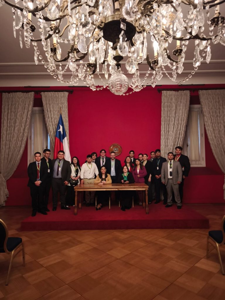 Estudiantes de Derecho de Sede Concepción de UDLA realizan recorrido formativo por los tres poderes del Estado