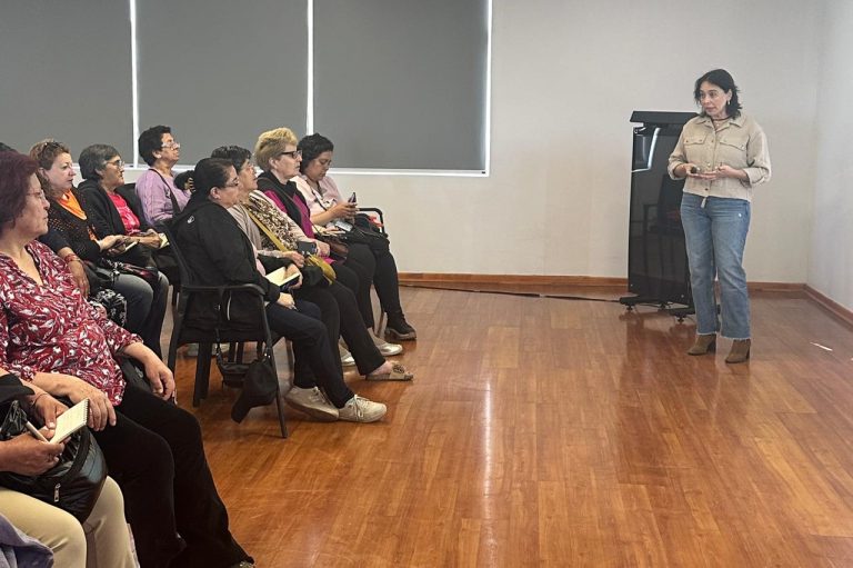 Comunidad y estudiantes aprenden sobre reciclaje y compostaje en taller de educación ambiental