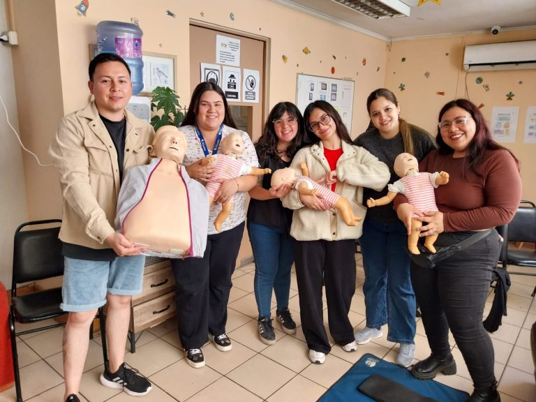 Centro AHA UDLA realiza curso de reanimación básica para hogares en convenio