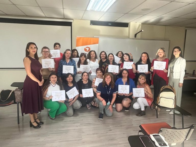 UDLA certifica a participantes del programa Jefas de Hogar de Municipalidad de Providencia en curso de primeros auxilios