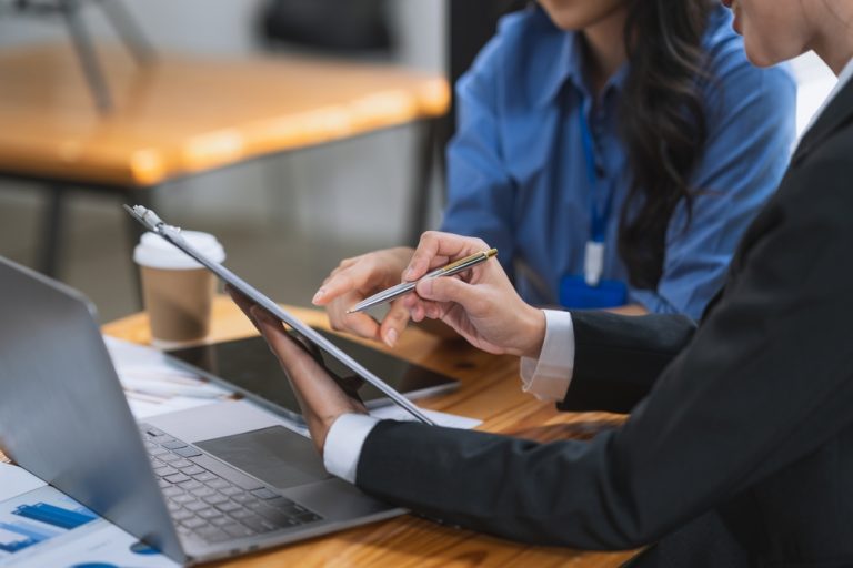 En Ciclo de Apoyo a la Empleabilidad «Ser Independiente»: estudiantes y egresados UDLA reciben herramientas prácticas para la búsqueda de clientes