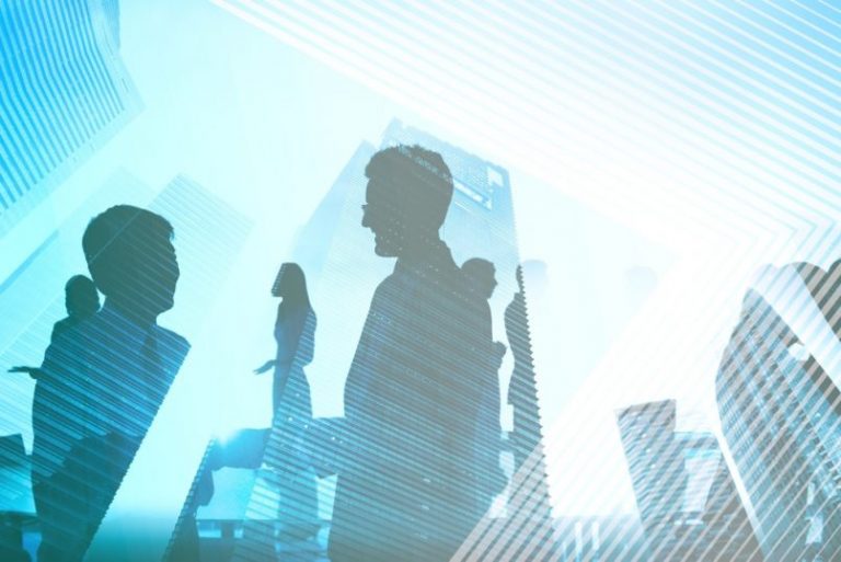 Taller práctico de Derecho de UDLA fortalece competencias profesionales de egresados y titulados en ejercicio forense