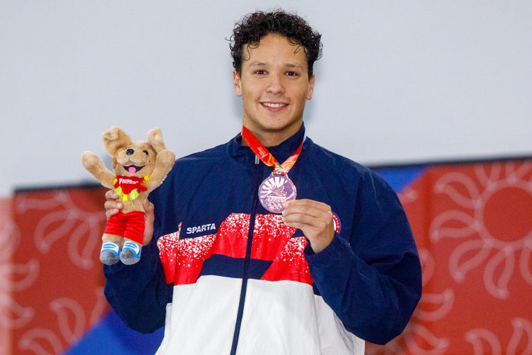 Luis Toledo, estudiante UDLA, en el podio con medalla de bronce en los Juegos Bolivarianos 2025