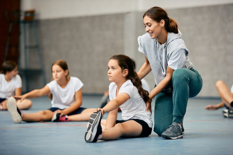 Profesora con niñas haciendo ejercicio