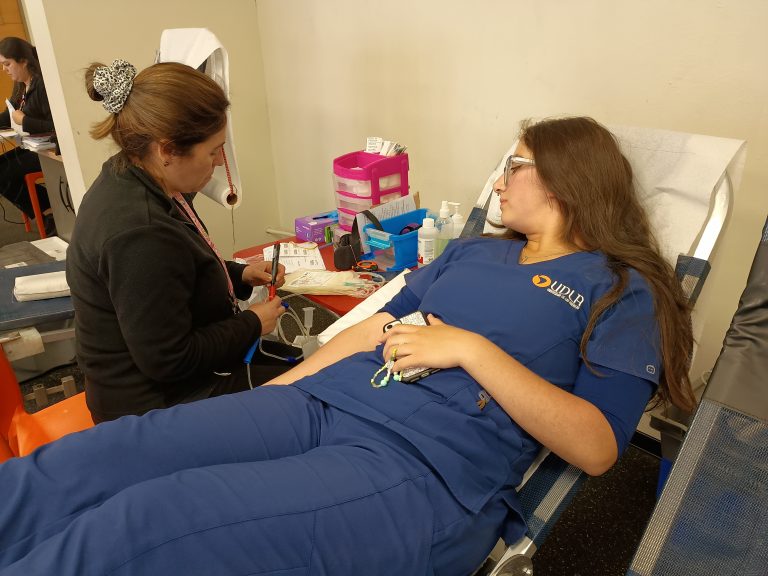 Centro de Sangre y DAE impulsan jornada de donación voluntaria con estudiantes de Sede Viña del Mar de UDLA