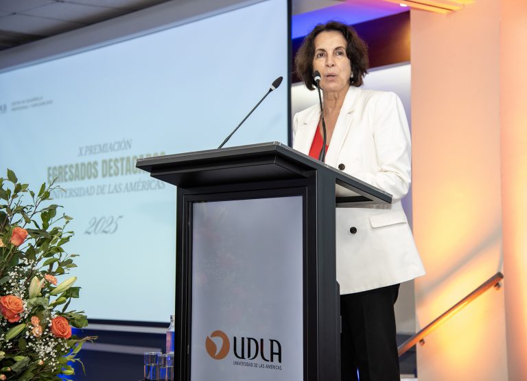 Sede Santiago de UDLA reconoce el compromiso, talento y trayectoria en su décima Premiación de Egresados Destacados