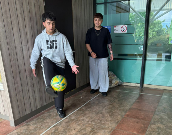 Estudiantes de UDLA Concepción disfrutan de recreo activo “Tenis-Fútbol” en Campus El Boldal