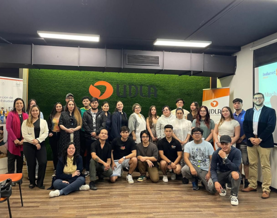 Escuela de Líderes UDLA finaliza ciclo formativo 2025 con reconocimiento a estudiantes destacados