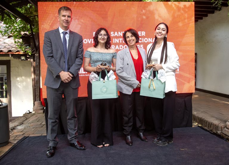 UDLA reconoce a cinco estudiantes beneficiados con la Beca Santander de Movilidad Internacional Pregrado 2025