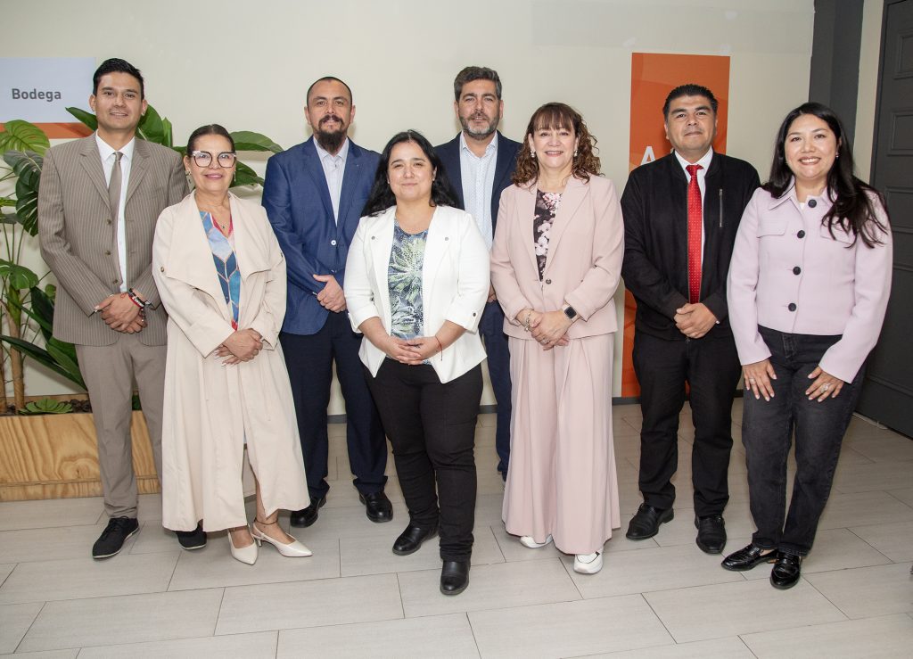 Autoridades y equipo del Observatorio sobre el uso de IA en Educación durante la presentación de su cuenta pública 2025 en UDLA.