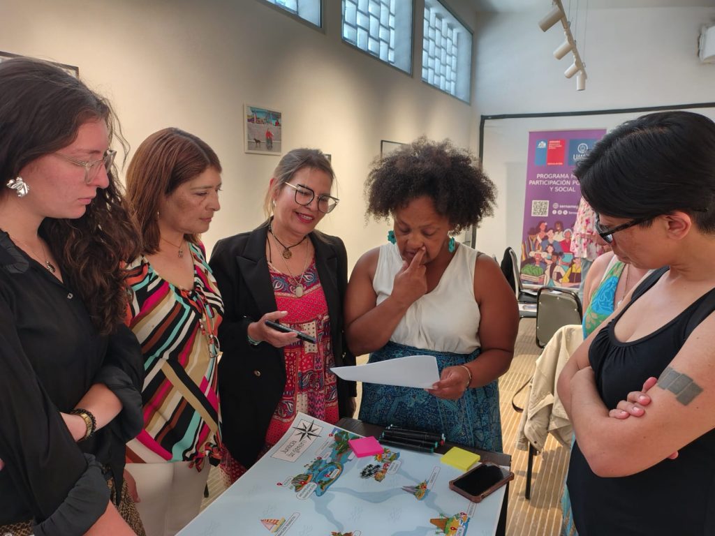 Marisol López participando en la jornada de cierre de “Cartografías de la Equidad”, en un espacio de diálogo con mujeres líderes de la región.