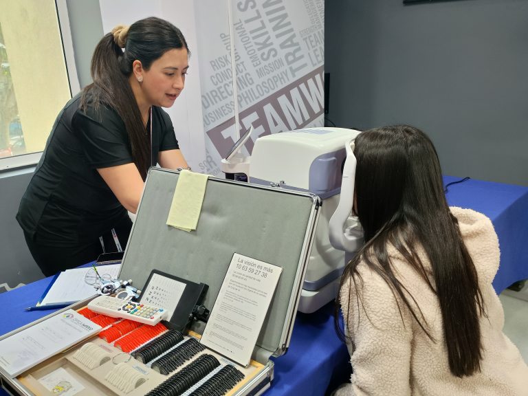 Operativo oftalmológico organizado por DAE benefició a estudiantes del Campus Los Castaños de UDLA
