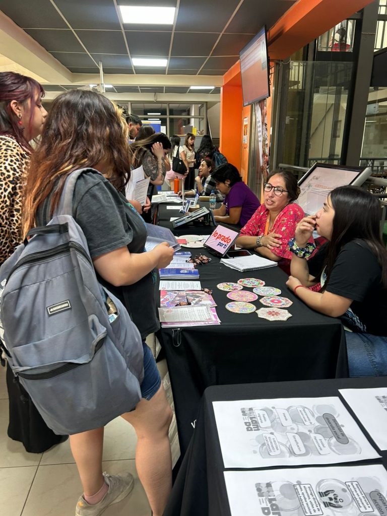 Feria de Prácticas de Trabajo Social fortalece el vínculo entre estudiantes y organizaciones del territorio
