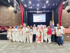 Presentación académica de estudiantes de Pedagogía en Educación Básica UDLA en la Universidad Surcolombiana durante pasantía internacional.