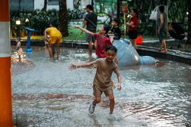 UDLA integra investigación internacional sobre morbimortalidad infantil y gestión comunitaria del agua