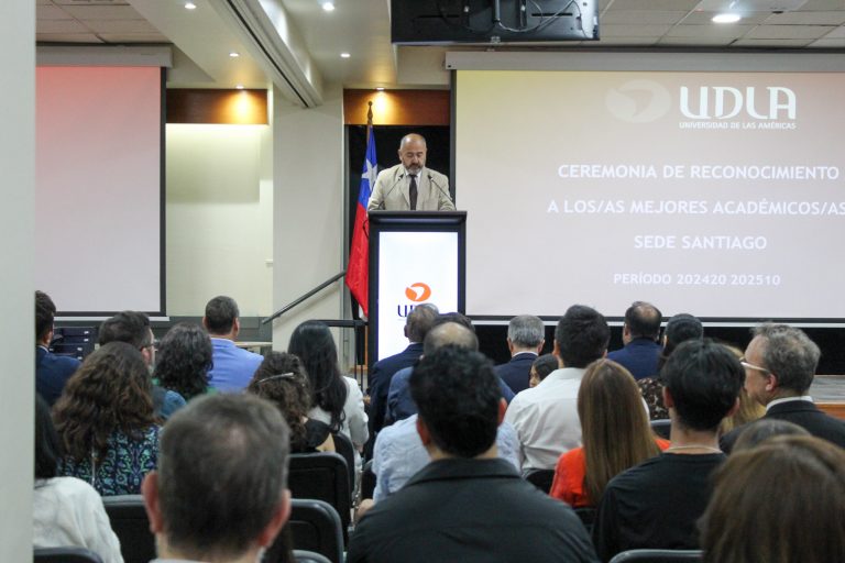 UDLA reconoce a los mejores académicos de Sede Santiago en ceremonia anual