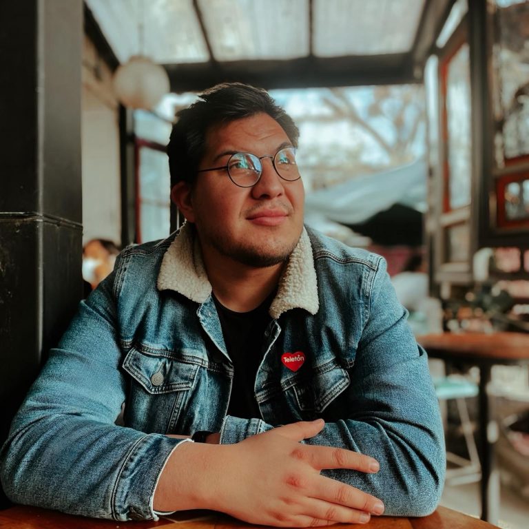 José Zúñiga, egresado UDLA: «El periodismo es respeto, empatía y compromiso con la verdad»