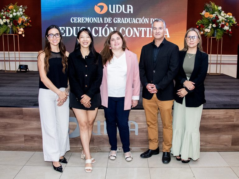 Académicos y académicas UDLA participan en ceremonia de graduación de los diplomados pedagógicos de la VRA