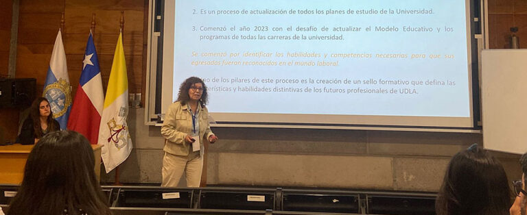 academica presentando experiencia en innovacion
