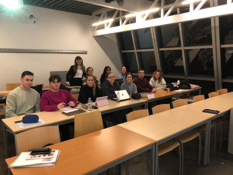 Dra. Loreto Cantillana, académica de UDLA, expone sobre investigación evaluativa y calidad educativa en la Universidad de Alcalá, España.
