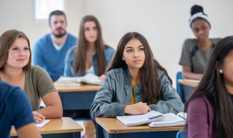 Admisión 2026: UDLA adhiere a política nacional +MC para fortalecer la participación de mujeres en ciencia y tecnología