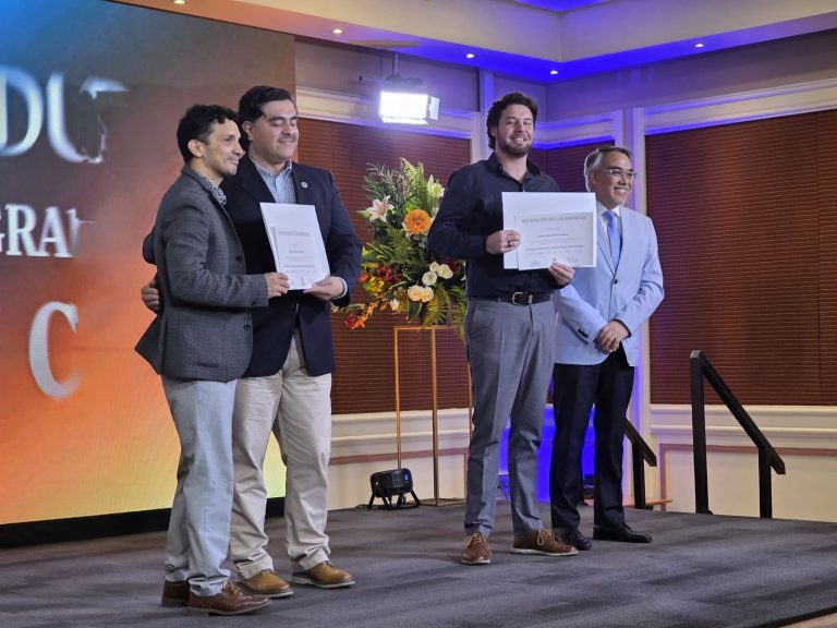 FACOM entrega de diplomas a estudiantes de educación continua