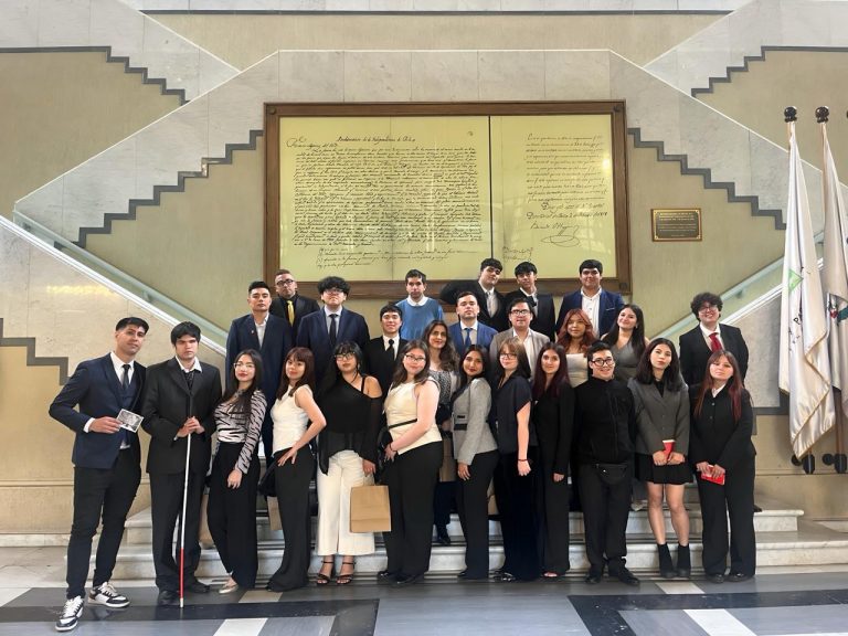 Estudiantes de Periodismo visitan el Congreso Nacional y se reúnen con el presidente del Senado